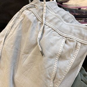 NWT Grey Capris🌟GAP